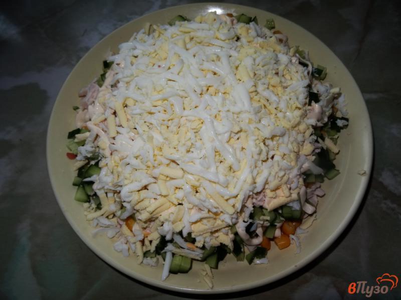 Фото приготовление рецепта: Слоеный салат с курицей и кукурузой шаг №11