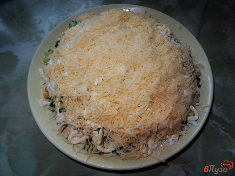 Фото приготовление рецепта: Слоеный салат с курицей и кукурузой шаг №12