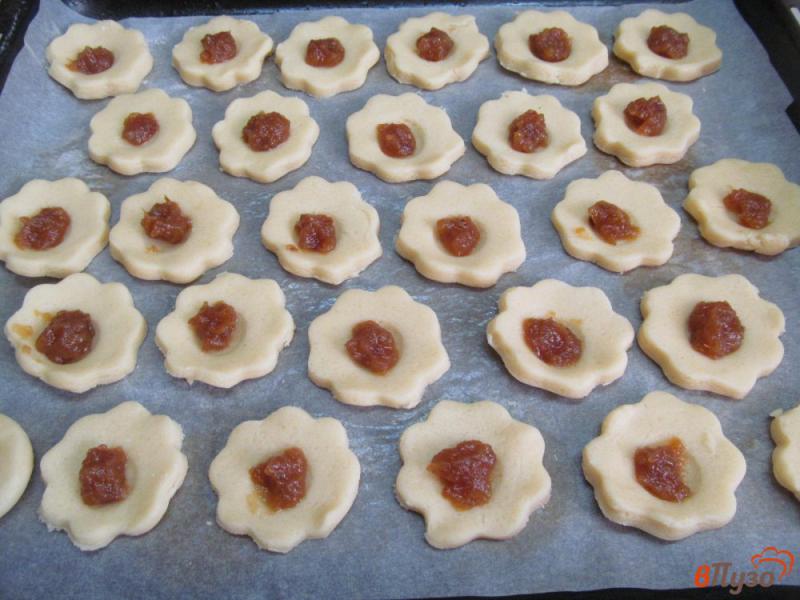 Фото приготовление рецепта: Печенье с яблочным повидлом шаг №7