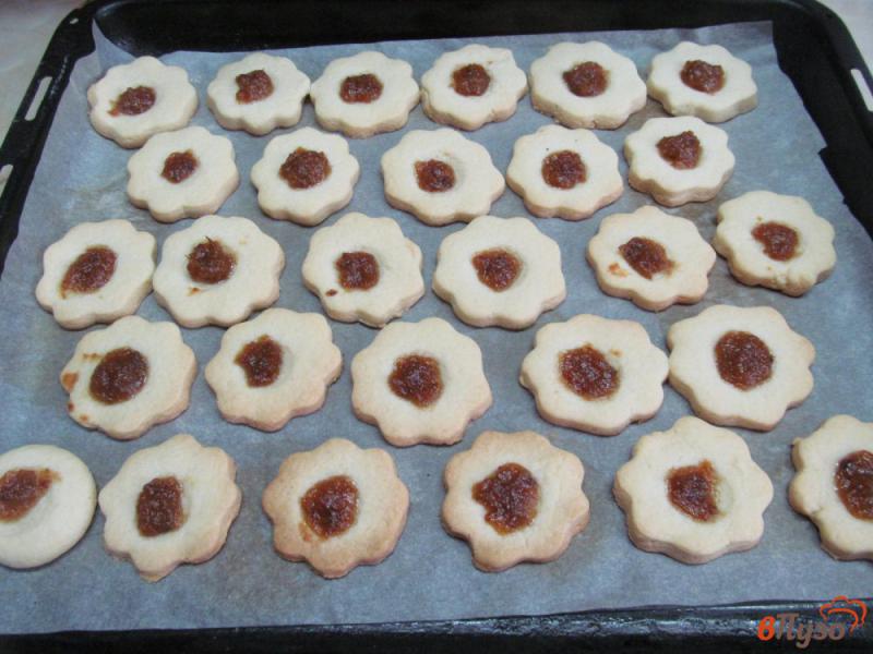 Фото приготовление рецепта: Печенье с яблочным повидлом шаг №8