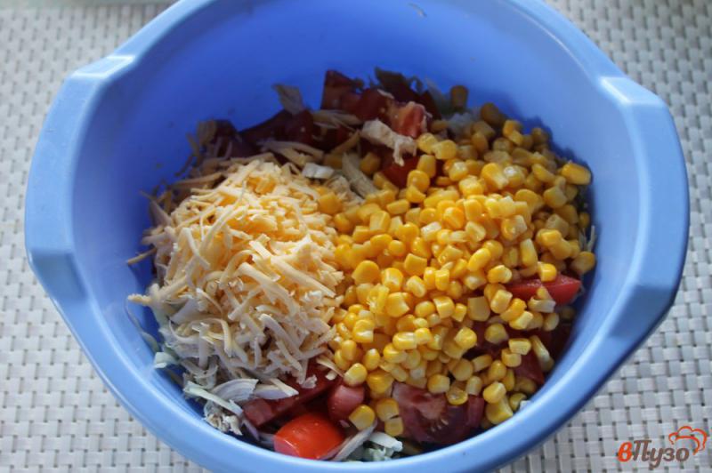 Фото приготовление рецепта: Салат из молодой капусты с курицей и кукурузой шаг №4