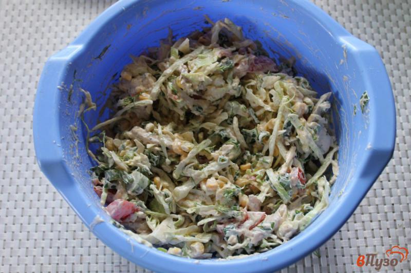 Фото приготовление рецепта: Салат из молодой капусты с курицей и кукурузой шаг №6