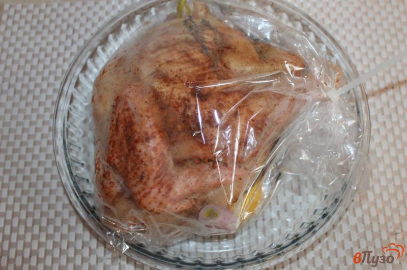 Фото приготовление рецепта: Курица в рукаве с лимоном и чесноком шаг №5