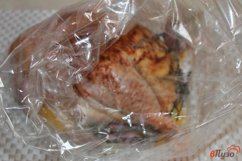 Фото приготовление рецепта: Курица в рукаве с лимоном и чесноком шаг №4
