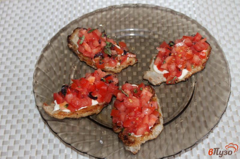 Фото приготовление рецепта: Отбивные с томатной сальсой и сыром шаг №6