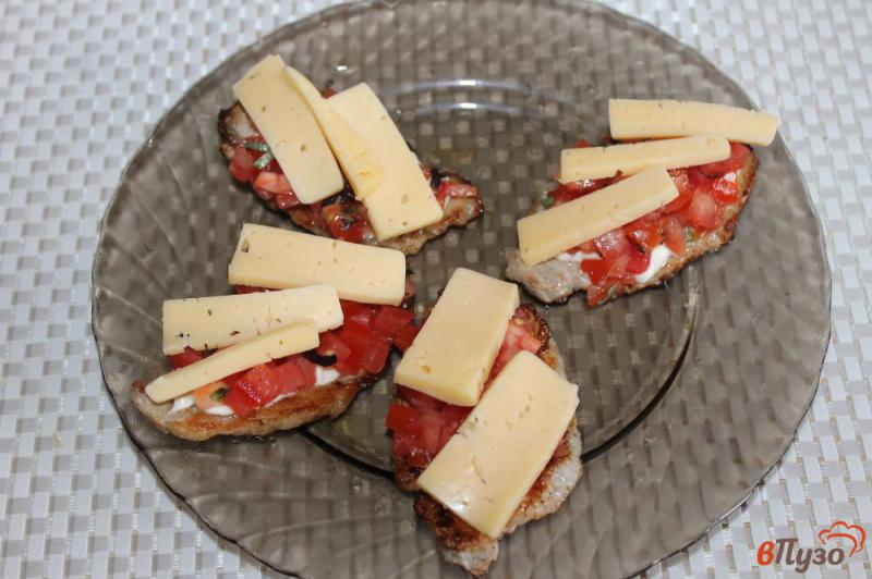 Фото приготовление рецепта: Отбивные с томатной сальсой и сыром шаг №7
