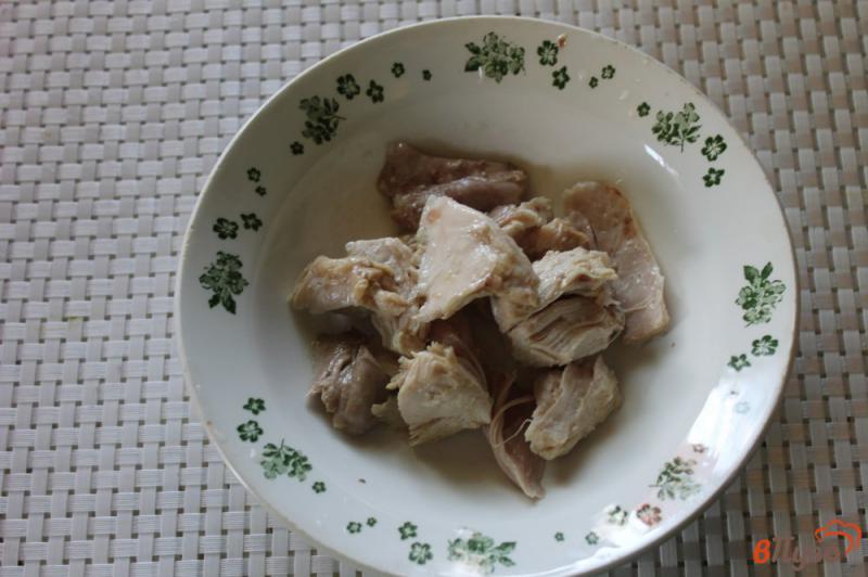 Фото приготовление рецепта: Салат с курицей, редисом и огурцом шаг №1