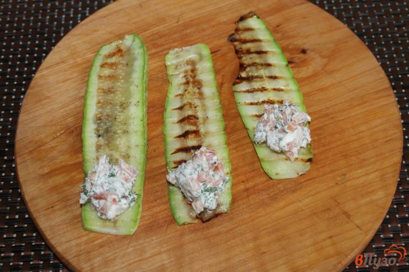Фото приготовление рецепта: Рулетики из кабачка с рыбой и помидорами шаг №6