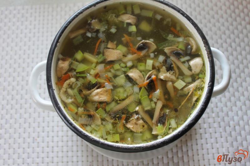 Фото приготовление рецепта: Суп с кабачком, молодым картофелем и курицей шаг №6