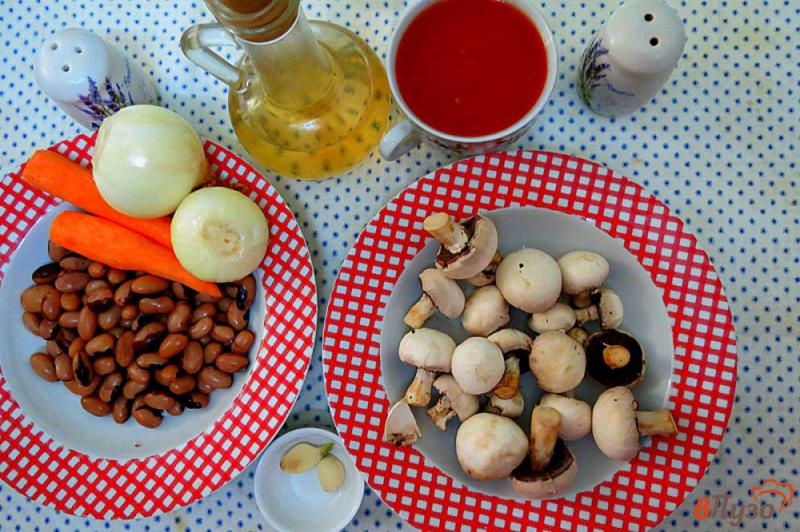 Фото приготовление рецепта: Фасоль с томатами и грибами шаг №1
