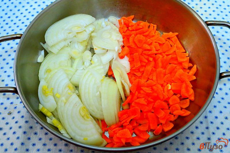 Фото приготовление рецепта: Фасоль с томатами и грибами шаг №2