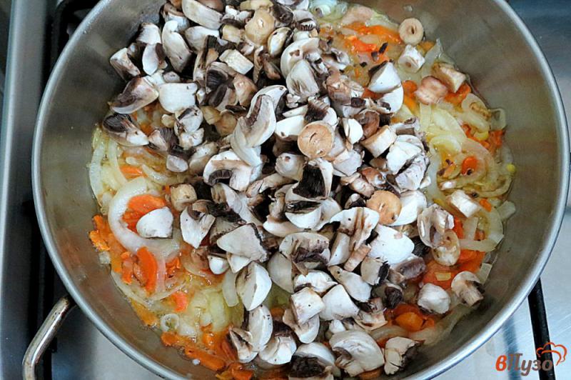 Фото приготовление рецепта: Фасоль с томатами и грибами шаг №3