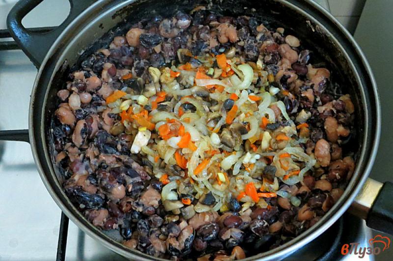Фото приготовление рецепта: Фасоль с томатами и грибами шаг №4