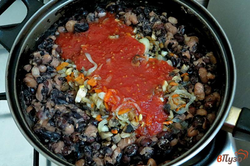 Фото приготовление рецепта: Фасоль с томатами и грибами шаг №5