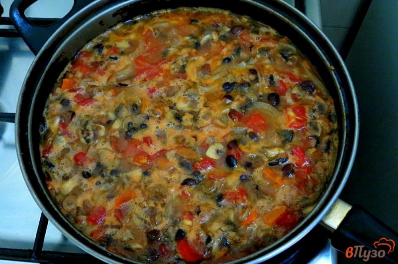Фото приготовление рецепта: Фасоль с томатами и грибами шаг №6