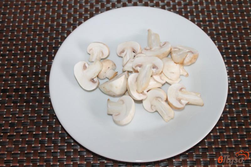 Фото приготовление рецепта: Жареная свинина с грибами и луком тушеная в соевом соусе шаг №2