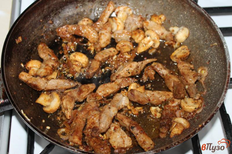 Фото приготовление рецепта: Жареная свинина с грибами и луком тушеная в соевом соусе шаг №6