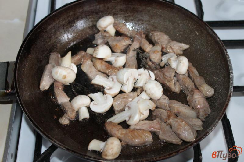 Фото приготовление рецепта: Жареная свинина с грибами и луком тушеная в соевом соусе шаг №4
