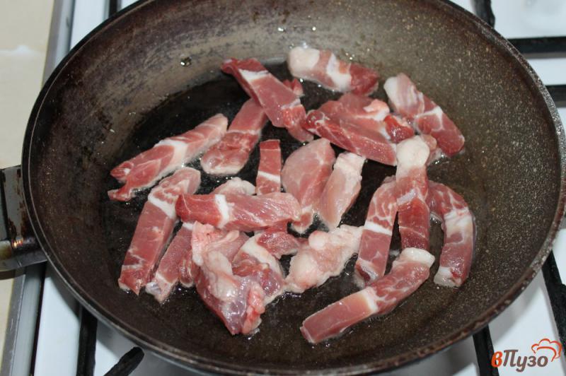 Фото приготовление рецепта: Жареная свинина с грибами и луком тушеная в соевом соусе шаг №3