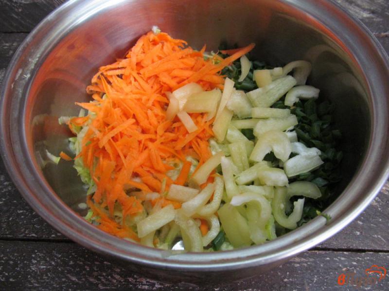 Фото приготовление рецепта: Суп с кабачком манной крупой и копченым сыром шаг №2