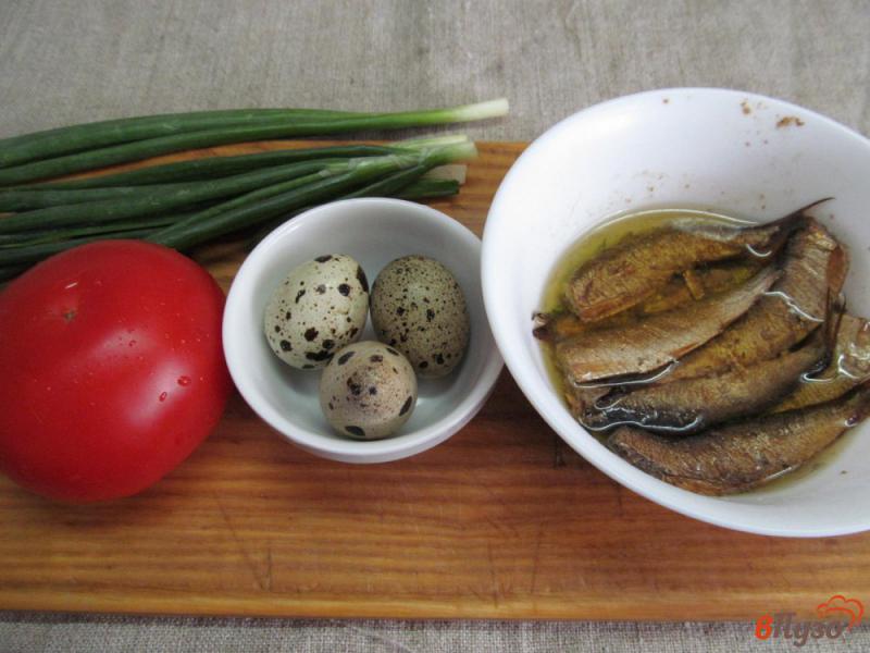 Фото приготовление рецепта: Салат из помидора со шпротами шаг №1