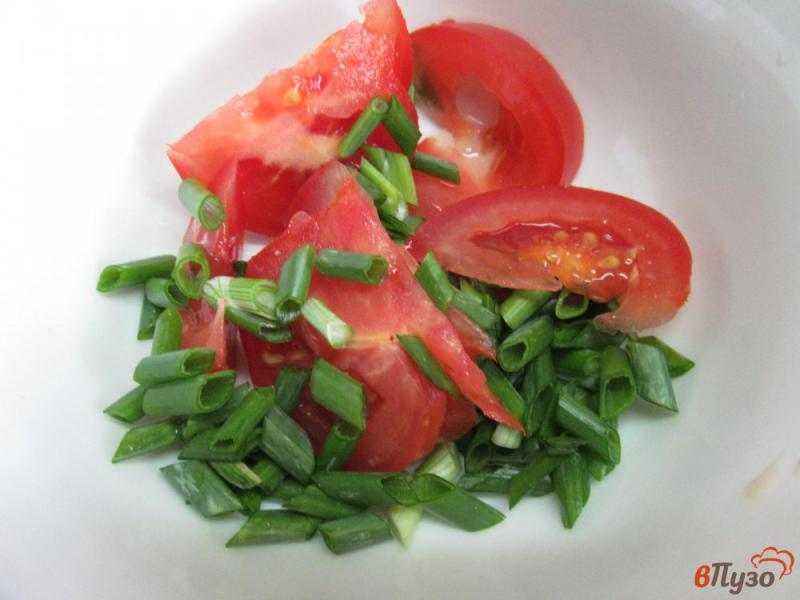 Фото приготовление рецепта: Салат из помидора со шпротами шаг №2
