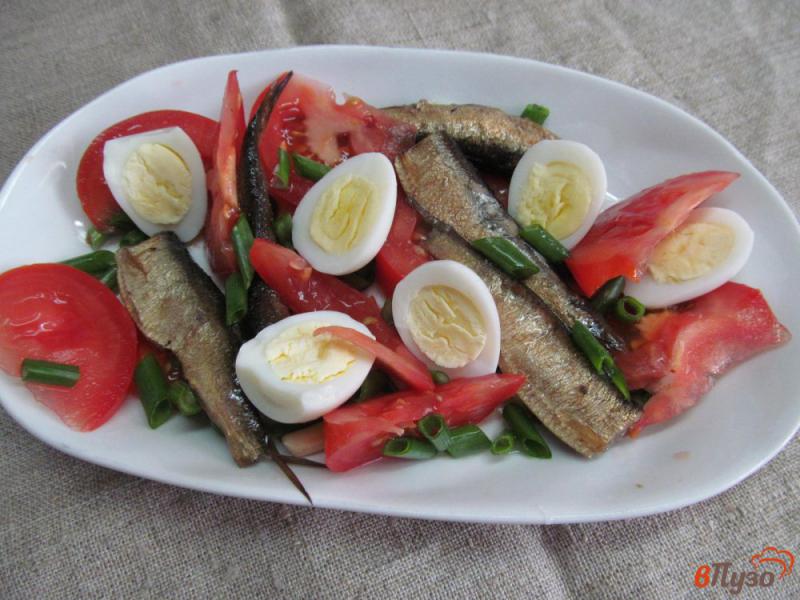 Фото приготовление рецепта: Салат из помидора со шпротами шаг №4