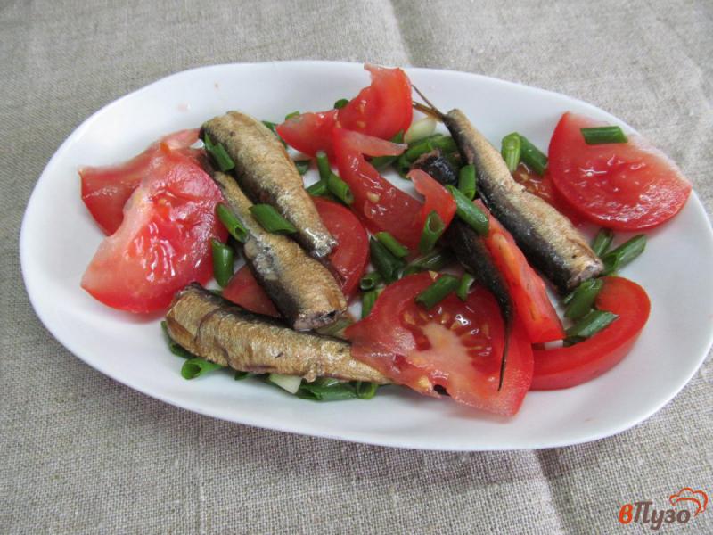 Фото приготовление рецепта: Салат из помидора со шпротами шаг №3