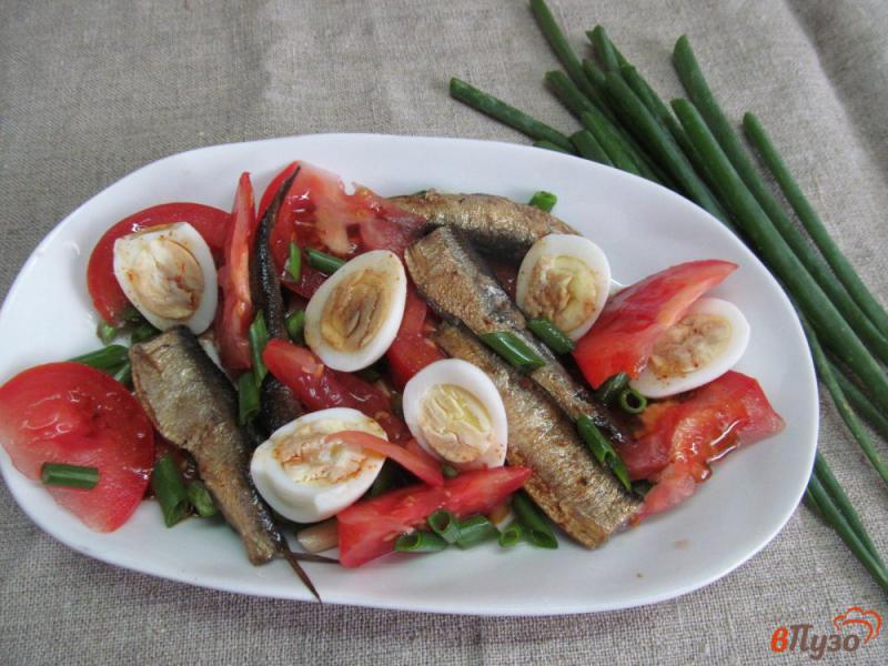 Фото приготовление рецепта: Салат из помидора со шпротами шаг №6