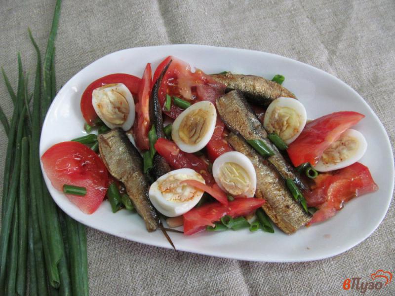 Фото приготовление рецепта: Салат из помидора со шпротами шаг №7