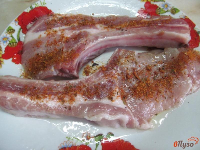 Фото приготовление рецепта: Свиные стейки с фасолью и сухариками шаг №1
