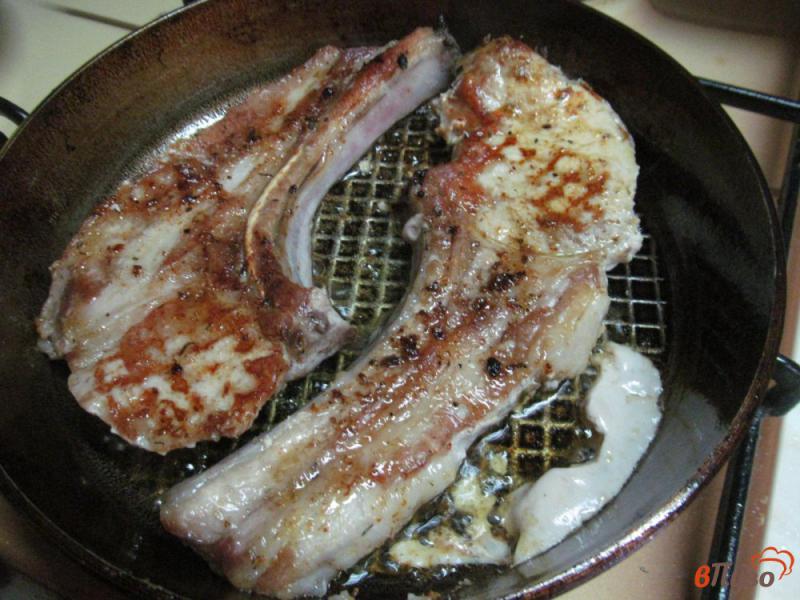 Фото приготовление рецепта: Свиные стейки с фасолью и сухариками шаг №3
