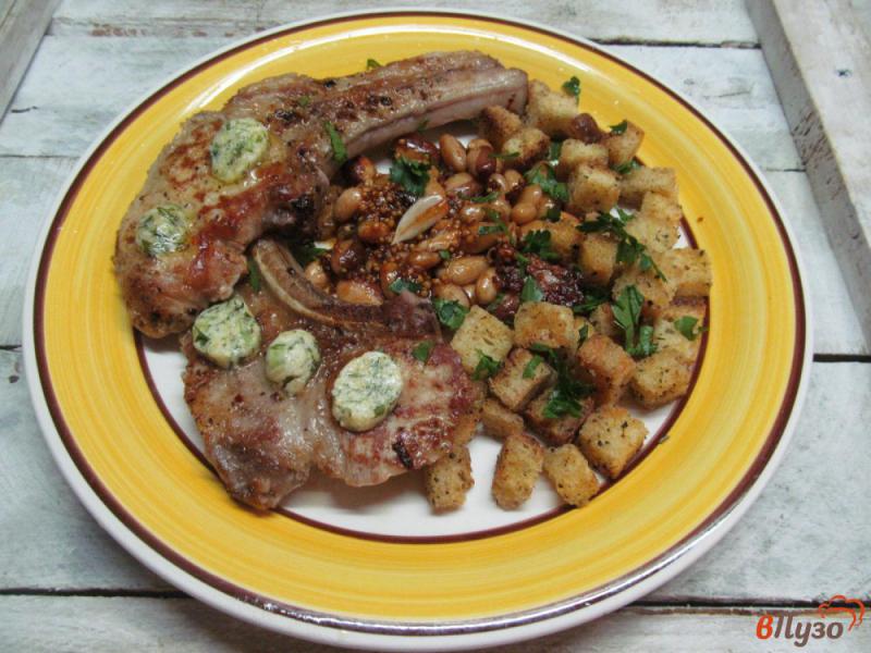 Фото приготовление рецепта: Свиные стейки с фасолью и сухариками шаг №6