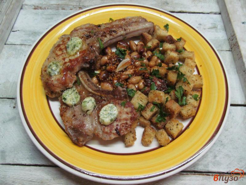 Фото приготовление рецепта: Свиные стейки с фасолью и сухариками шаг №7