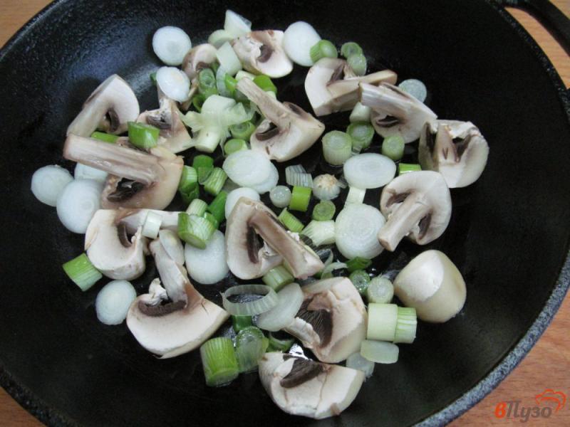 Фото приготовление рецепта: Фриттата - омлет с рисом кабачком и грибами шаг №2