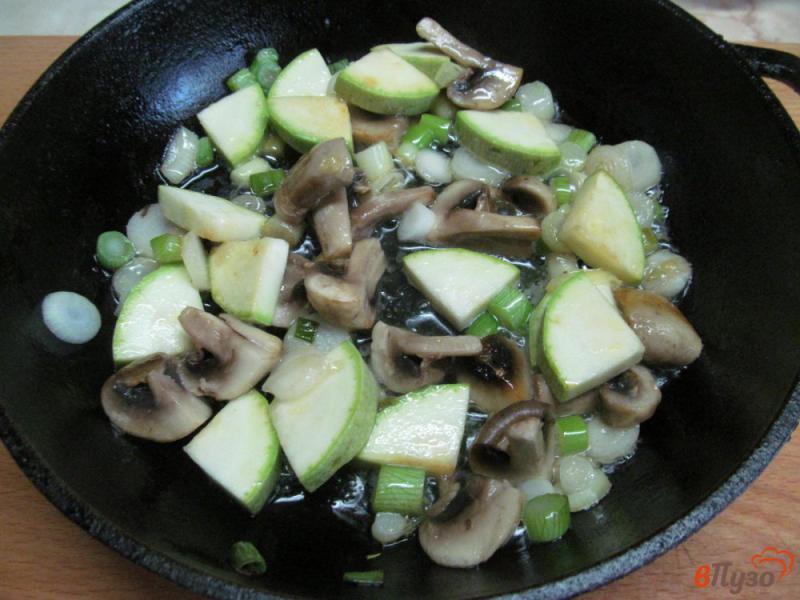 Фото приготовление рецепта: Фриттата - омлет с рисом кабачком и грибами шаг №3