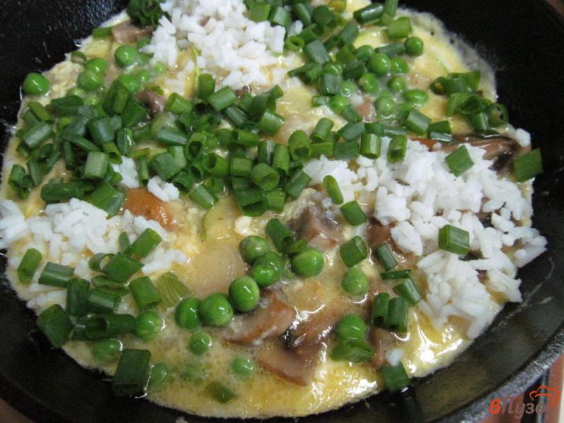 Фото приготовление рецепта: Фриттата - омлет с рисом кабачком и грибами шаг №5