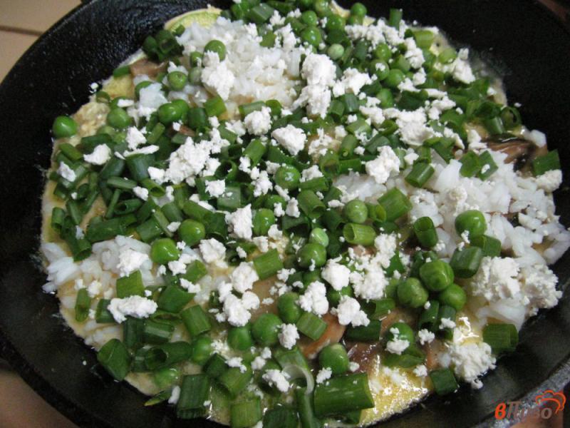 Фото приготовление рецепта: Фриттата - омлет с рисом кабачком и грибами шаг №6