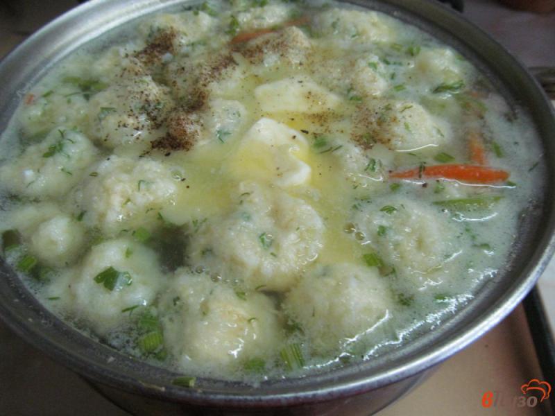 Фото приготовление рецепта: Суп с картофельными клецками и молодой капусты шаг №7