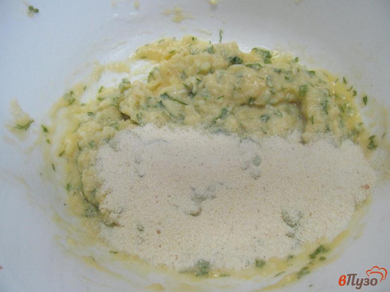 Фото приготовление рецепта: Суп с картофельными клецками и молодой капусты шаг №4