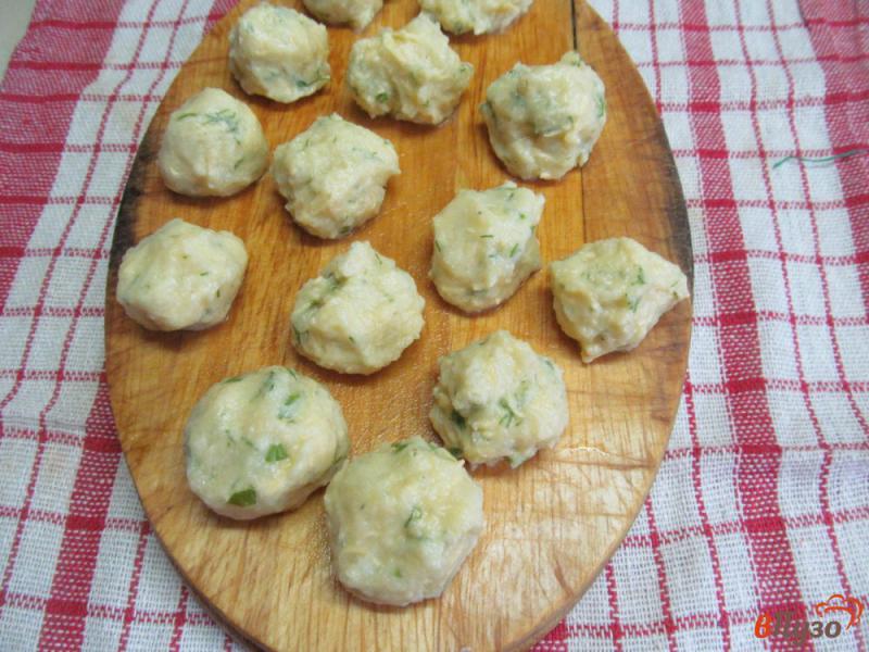 Фото приготовление рецепта: Суп с картофельными клецками и молодой капусты шаг №6