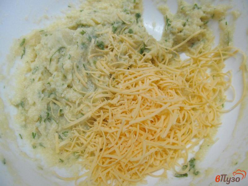 Фото приготовление рецепта: Суп с картофельными клецками и молодой капусты шаг №5
