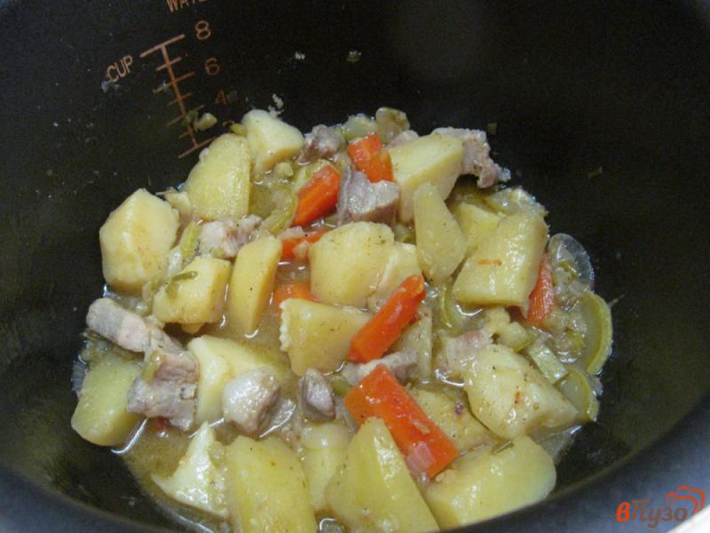 Фото приготовление рецепта: Тушеный картофель с кабачком и свининой шаг №6