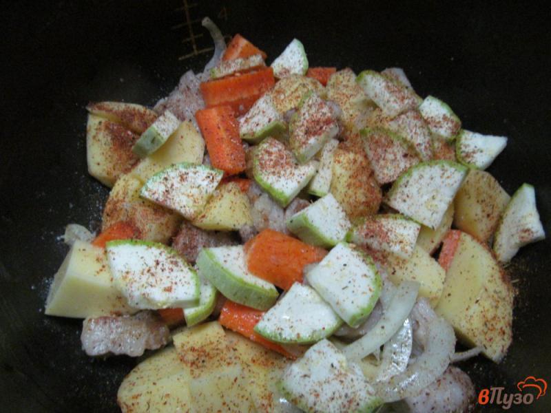 Фото приготовление рецепта: Тушеный картофель с кабачком и свининой шаг №4