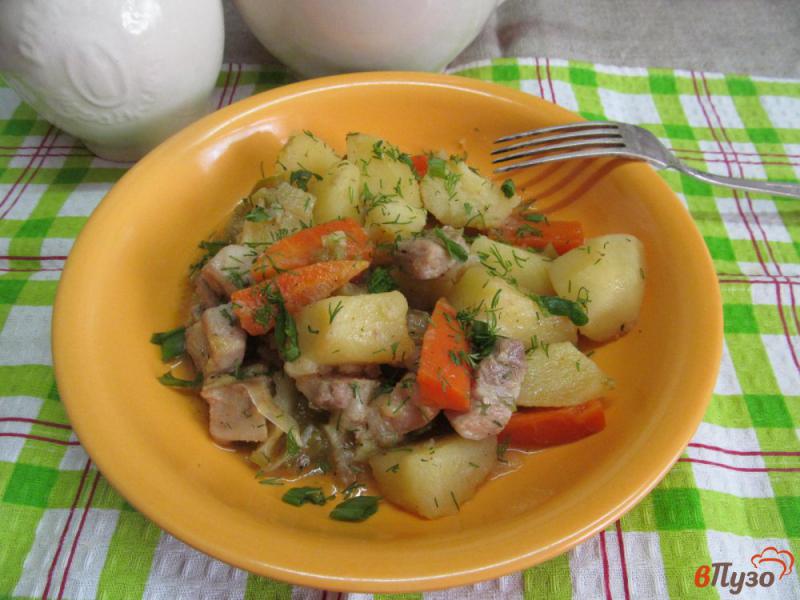 Фото приготовление рецепта: Тушеный картофель с кабачком и свининой шаг №7