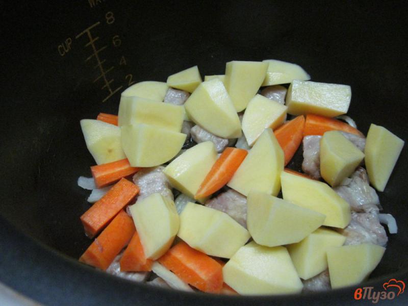 Фото приготовление рецепта: Тушеный картофель с кабачком и свининой шаг №3