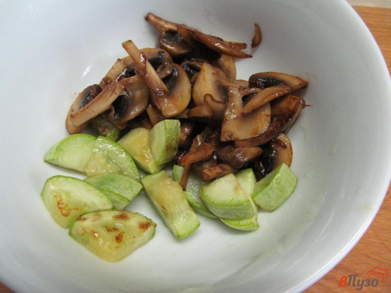 Фото приготовление рецепта: Салат из шампиньона кабачка и сыра шаг №2
