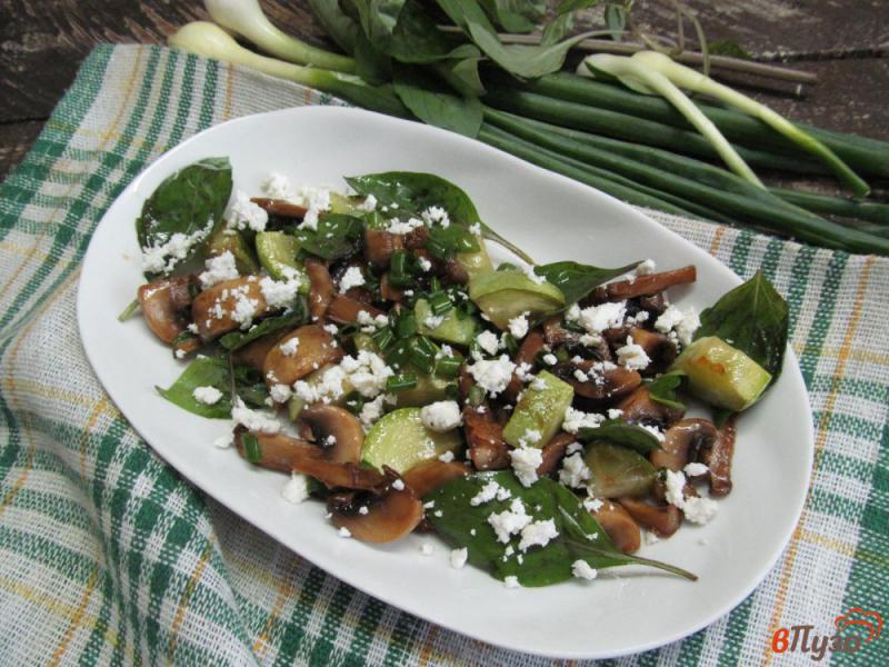 Фото приготовление рецепта: Салат из шампиньона кабачка и сыра шаг №4