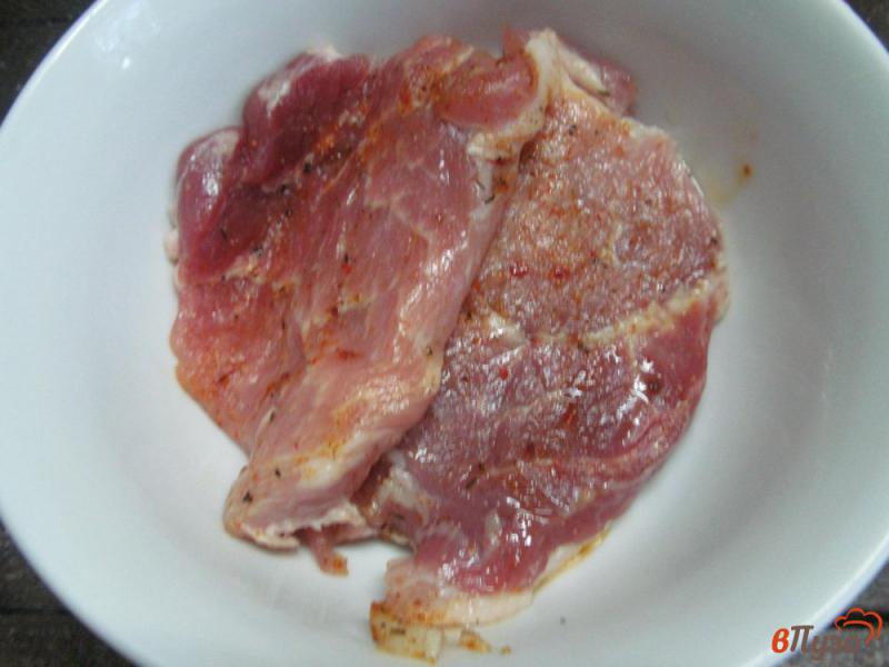 Фото приготовление рецепта: Свинина гриль под соусом из клюквы с апельсином шаг №3