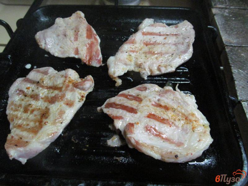 Фото приготовление рецепта: Свинина гриль под соусом из клюквы с апельсином шаг №8